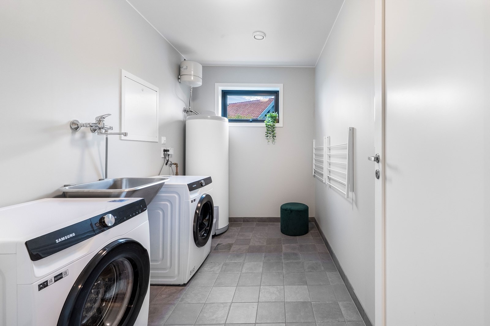 Praktisk vaskerom med god plass til tørk og tekniske installasjoner. Galleribilde