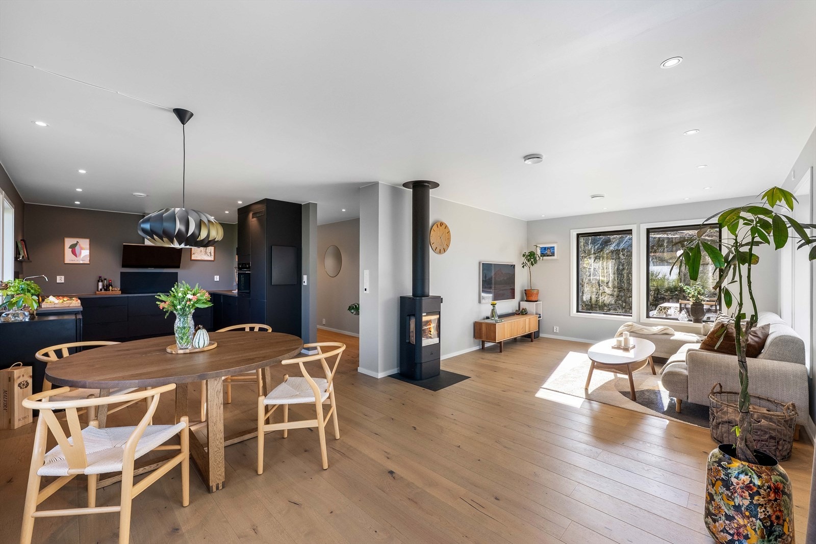 Vakker eikeparkett er lagt sømløst mellom rommene i store deler av planet. Galleribilde