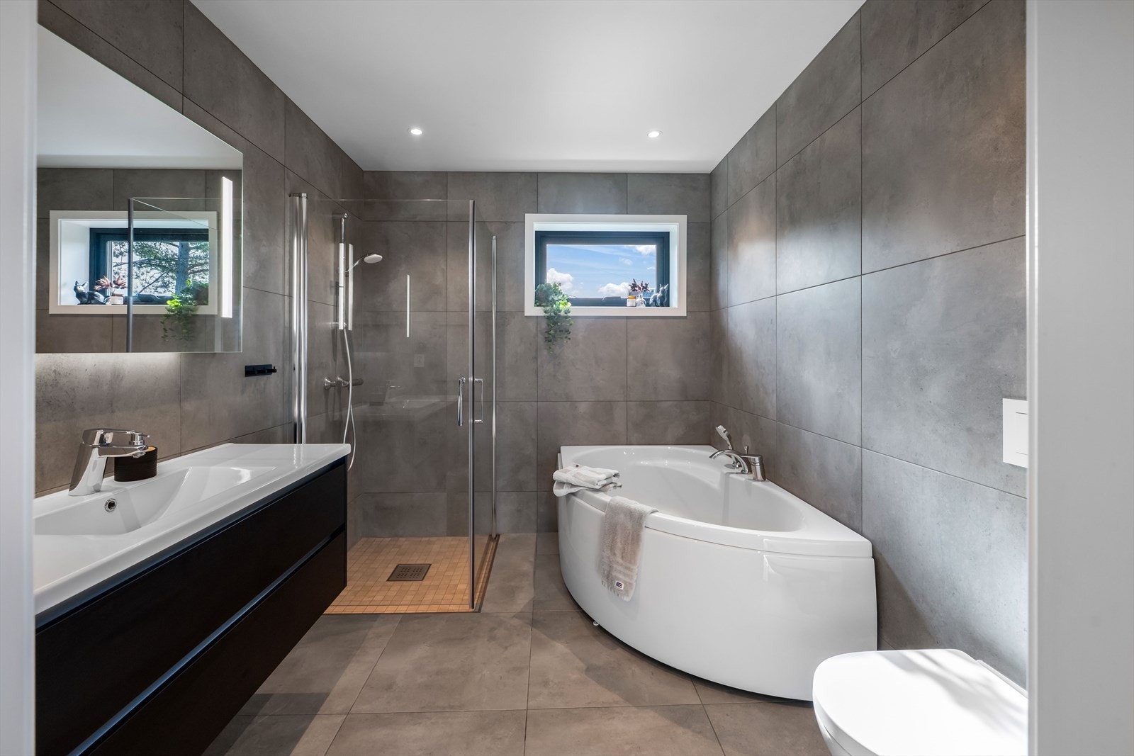 Romslig familiebad med både dusj og badekar - tilrettelagt for morgenrush og kveldsro. Galleribilde