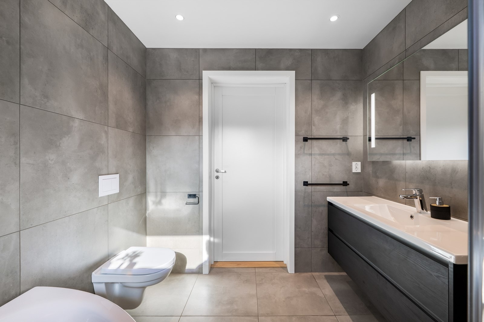 Flislagte overflater, varmekabler og balansert ventilasjon gir komfort og kvalitet i hverdagen. Galleribilde