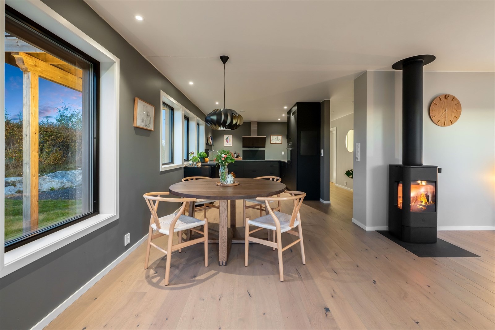 Gode lysforhold med vinduer i tre himmelretninger gir en luftig og lys atmosfære. Galleribilde