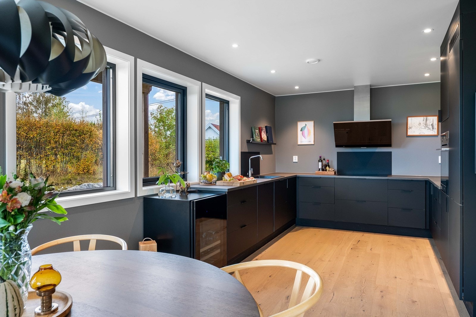 Store vindusflater gir rikelig med dagslys og utsikt mot hagen. Galleribilde