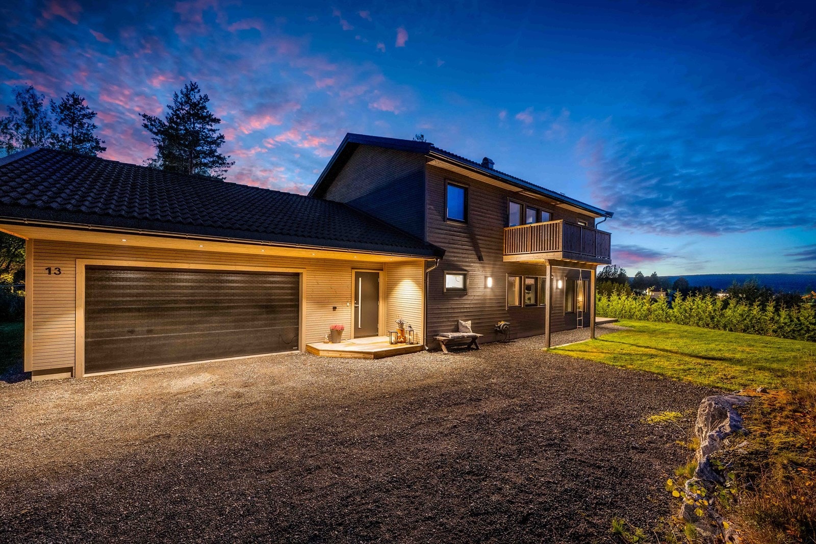 Romslig eiendom i underkant av ett mål med plenlagt hage og grusbelagt gårdsplass i forkant av dobbelgarasjen. Galleribilde