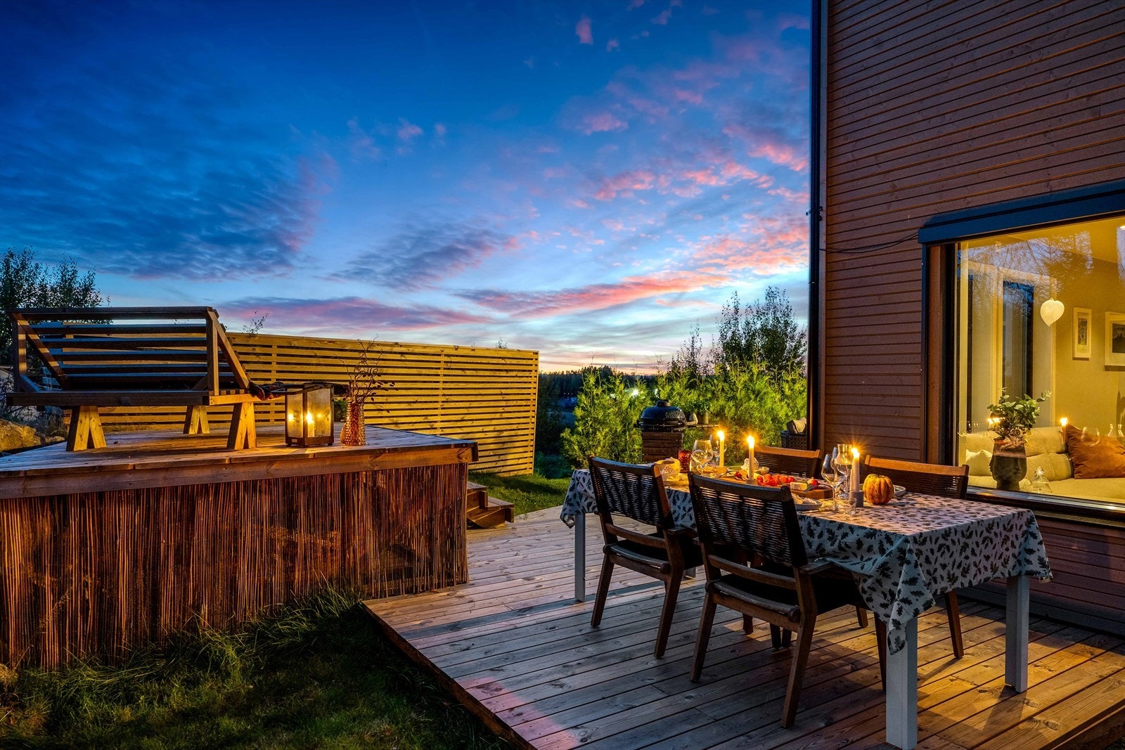 Terrassen strekker seg rundt 2 av veggene og måler totalt 51 m2. Galleribilde