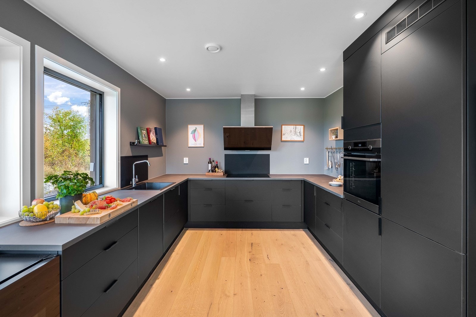 Praktisk komfyr i arbeidshøyde og gode arbeidsflater for matlaging. Galleribilde