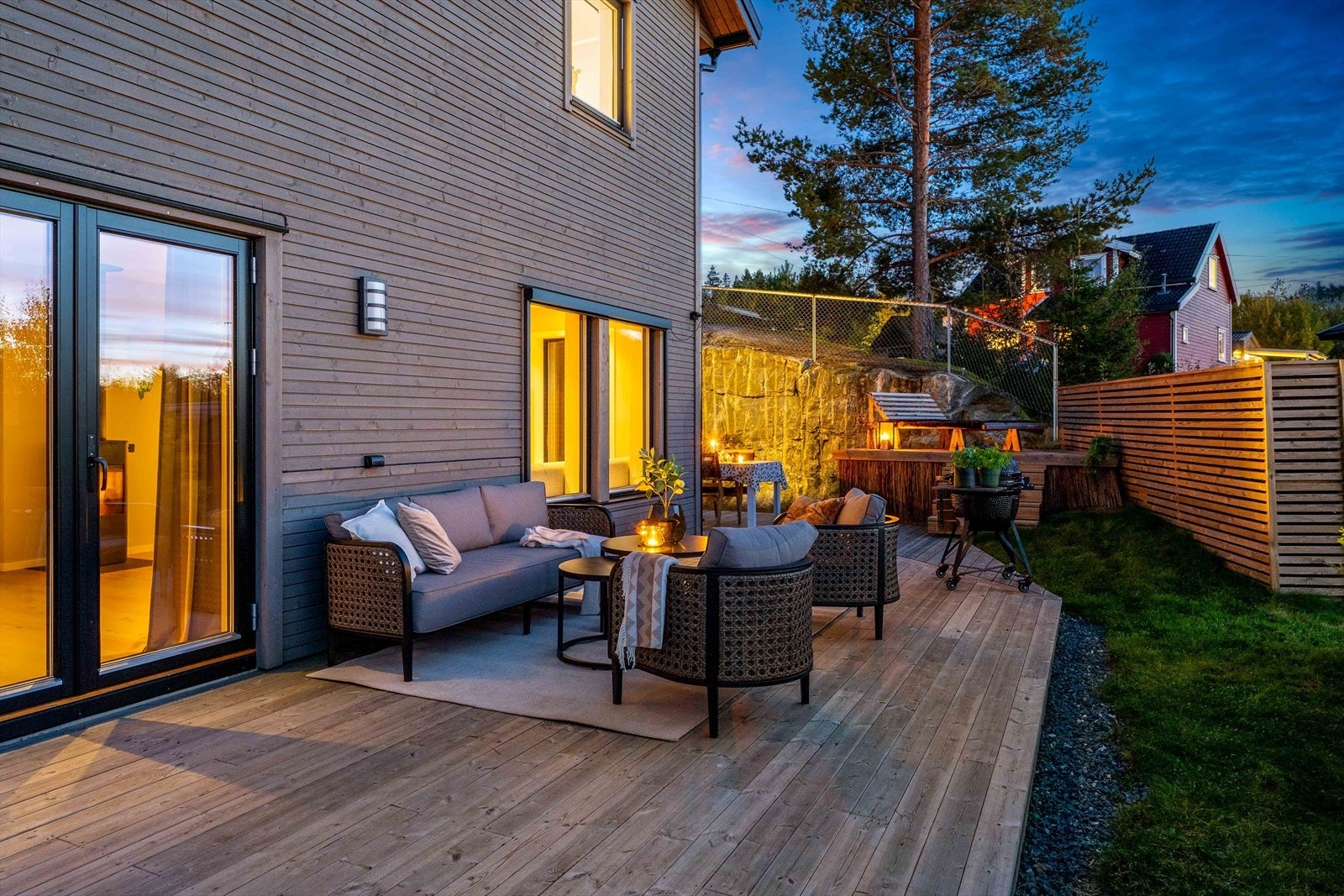 Flere fine soner er opparbeidet rundt husveggene. Galleribilde