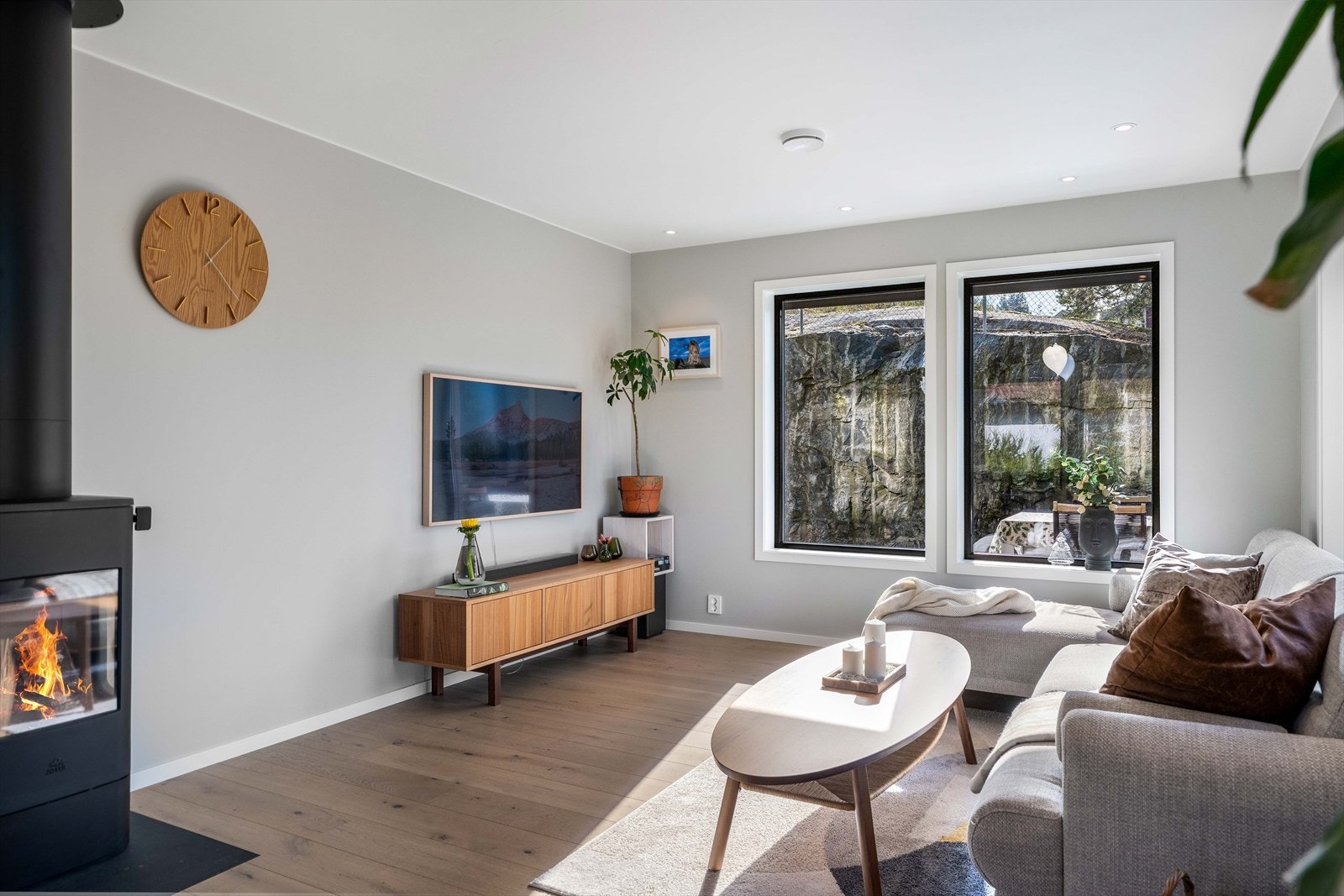 Åpen løsning mot kjøkken og spisestue skaper sosial flyt i hjemmet, likevel er sonene godt tilpasset møblering. Galleribilde