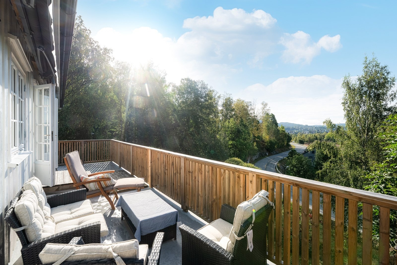 Terrassen har god plass til utemøblement. Galleribilde