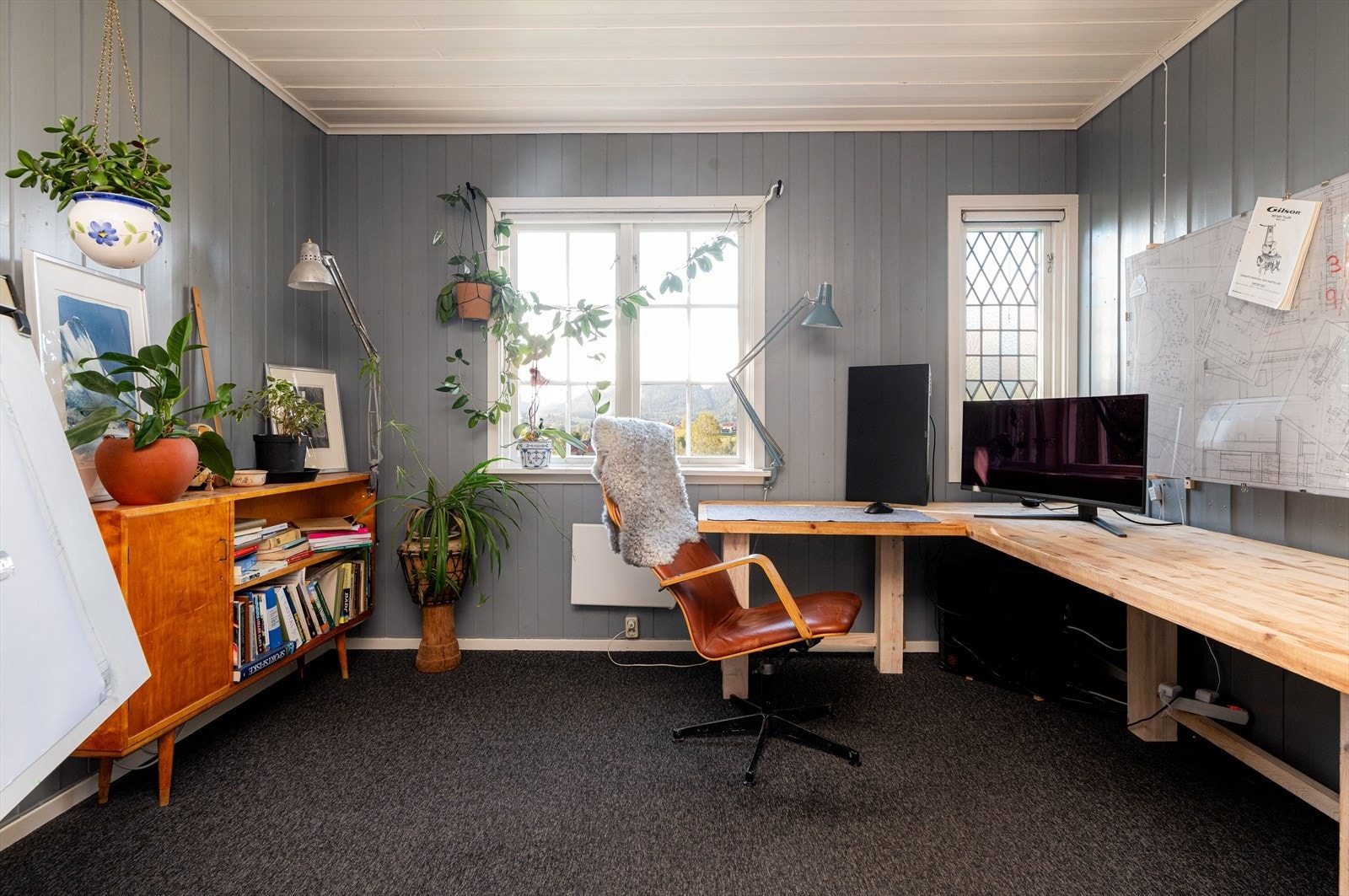 Soverom som i dag er innredet som kontor. Overflater består at teppe på gulv, malt panel på vegg og malt panel i himling. Galleribilde