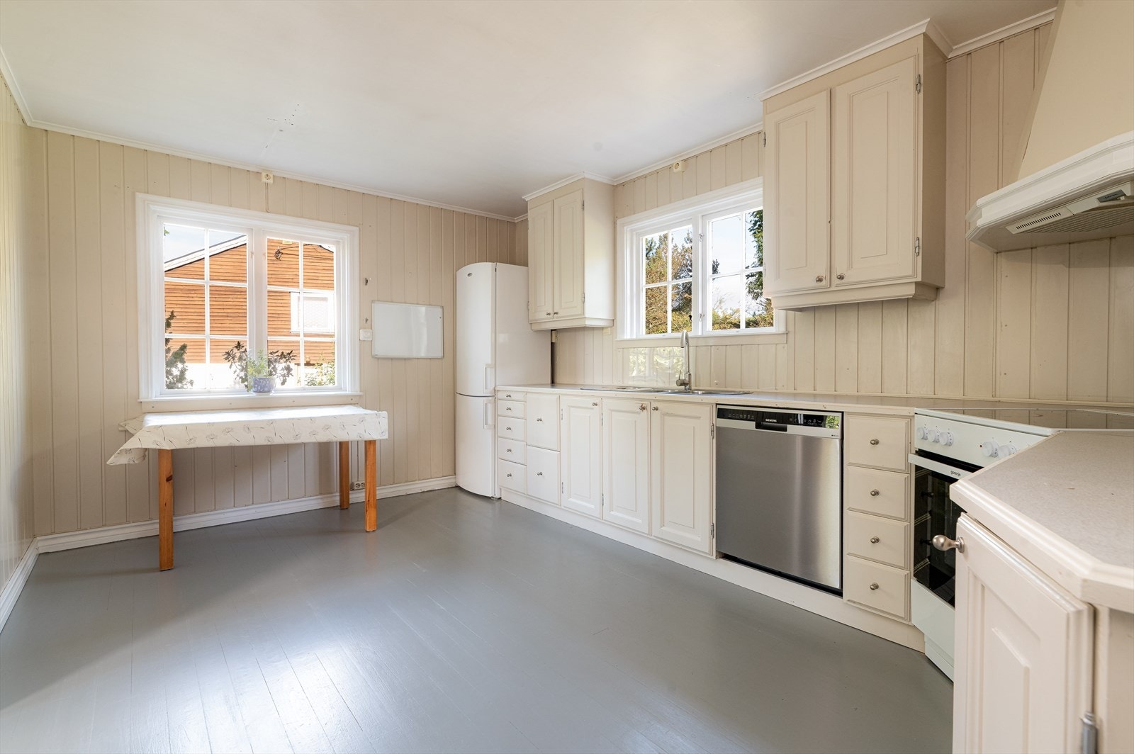 I forbindelse med vinduet på kjøkkenet er det fin plass til spiseplass. Galleribilde