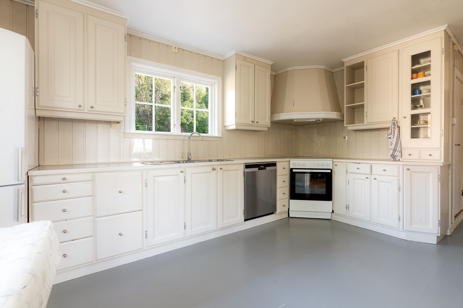 Lyst og hyggelig kjøkken med profilert innredning og laminert benkeplate med nedfelt vask. Galleribilde