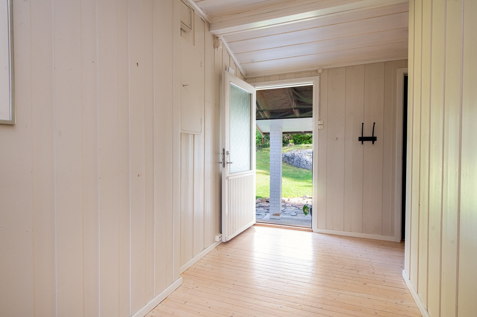 Fra gang i 1. etasje er det dør ut til trivelig hagedel og uteplass på baksiden av boligen. Galleribilde