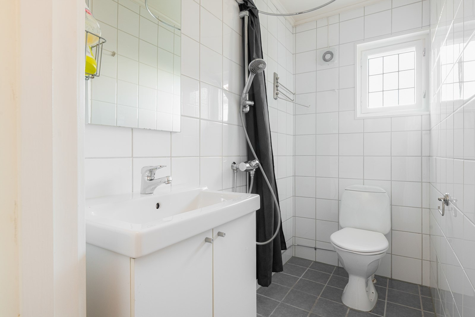 Bad i underetasjen har overflater bestående av flis med varmekabler i gulv, flis på vegg og malte flater i himling. Galleribilde