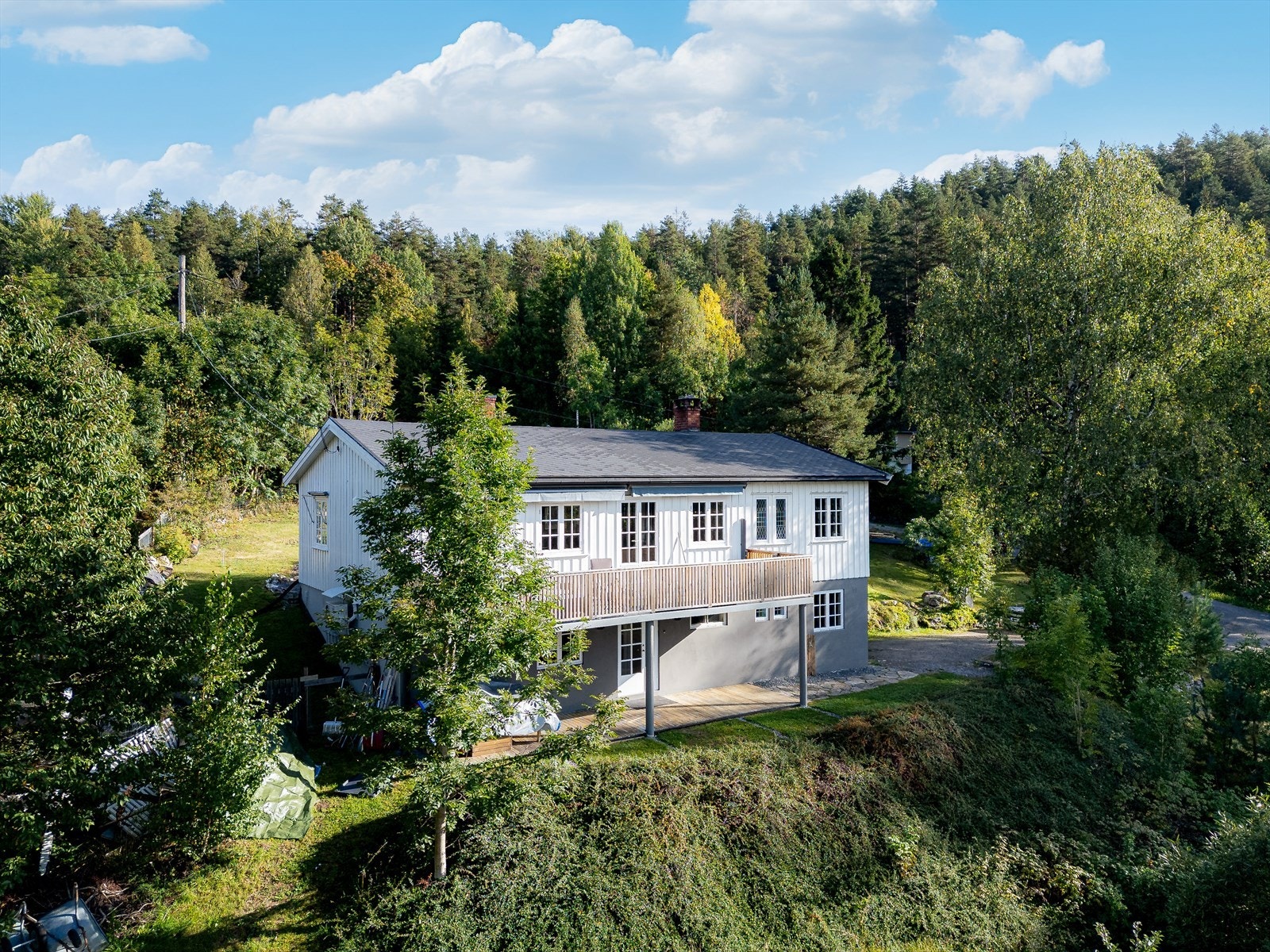 Boligen ligger sentralt og idyllisk til ca 3 km fra Lunde sentrum med dagligvareforretning, butikker og kollektivtilbud. Galleribilde