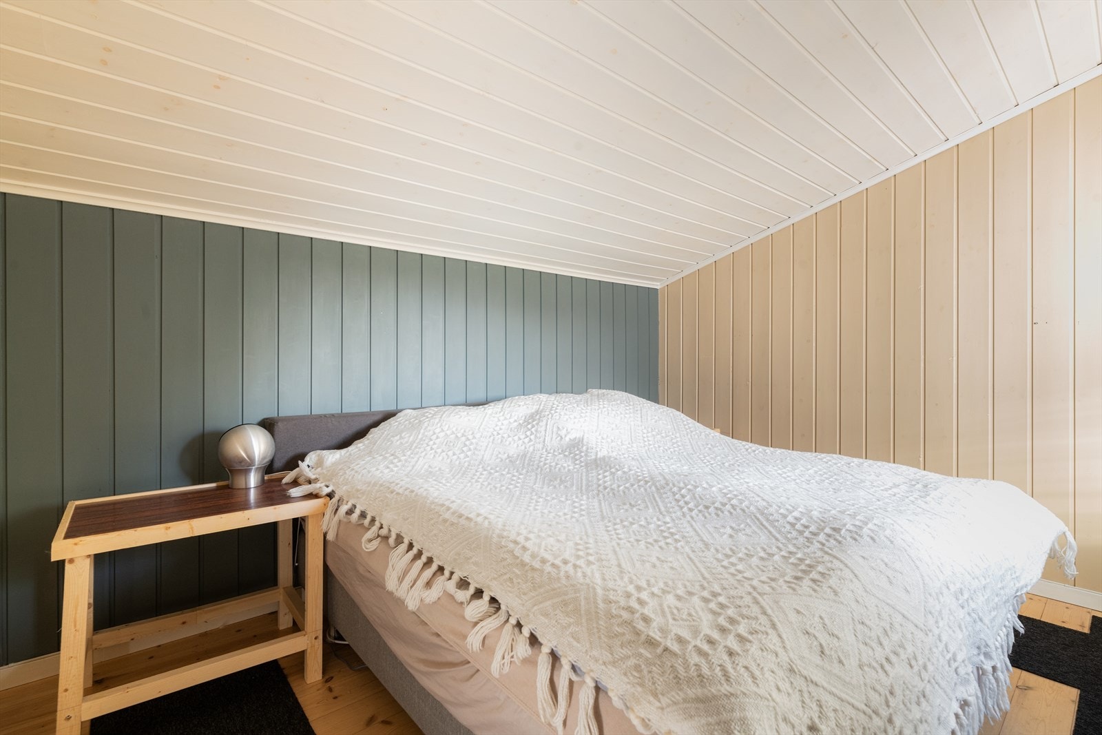 Det er fire soverom i boligen hvor 3 av soverommene ligger i 1. etasje og 1 i underetasjen. Galleribilde