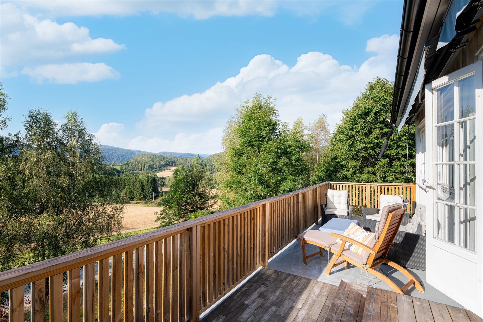 Fra stuen er det utgang til solrik terrasse. Galleribilde