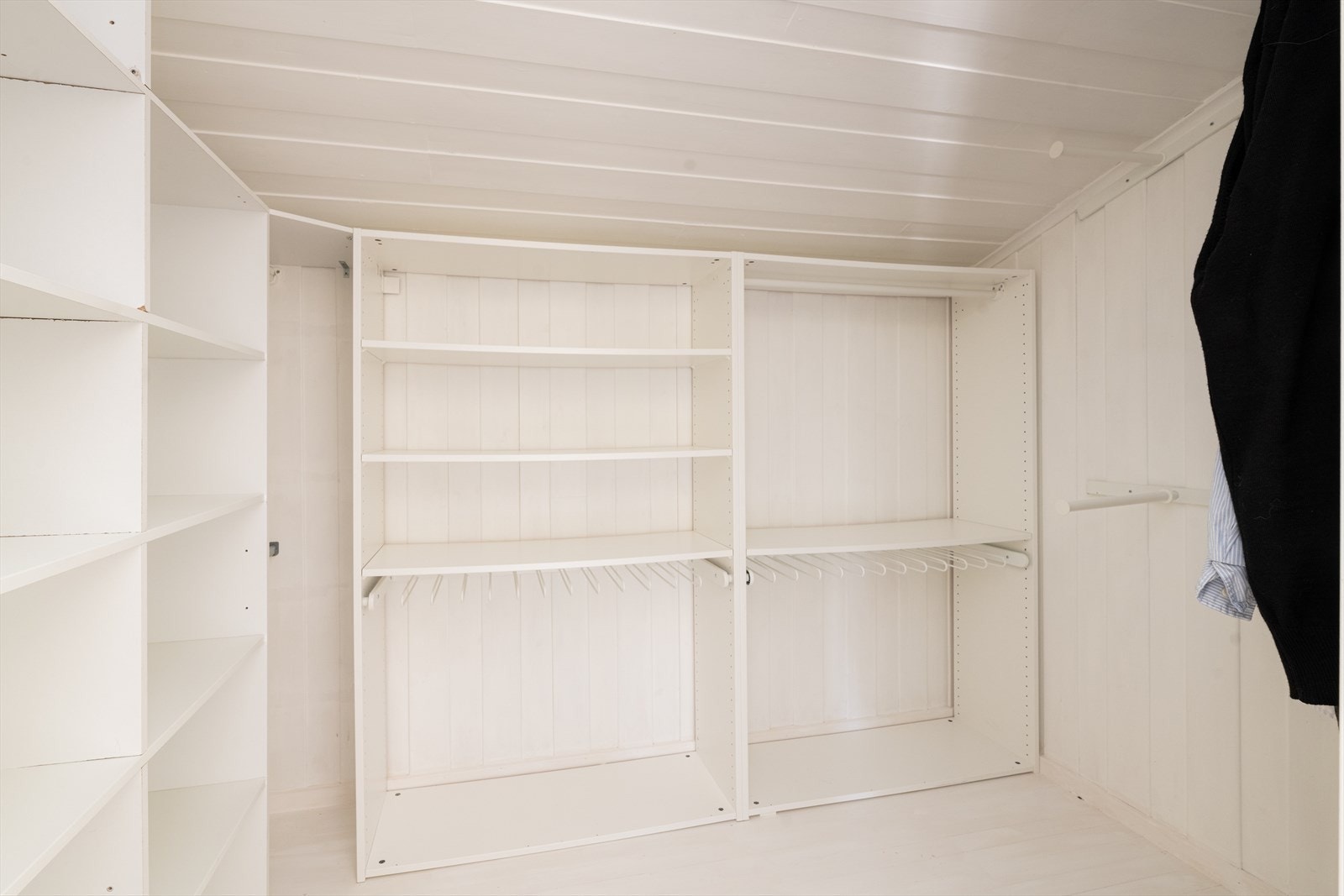 I gang tilliggende soverom ligger det et praktisk walk- in med god plass til klesoppbevaring. Galleribilde