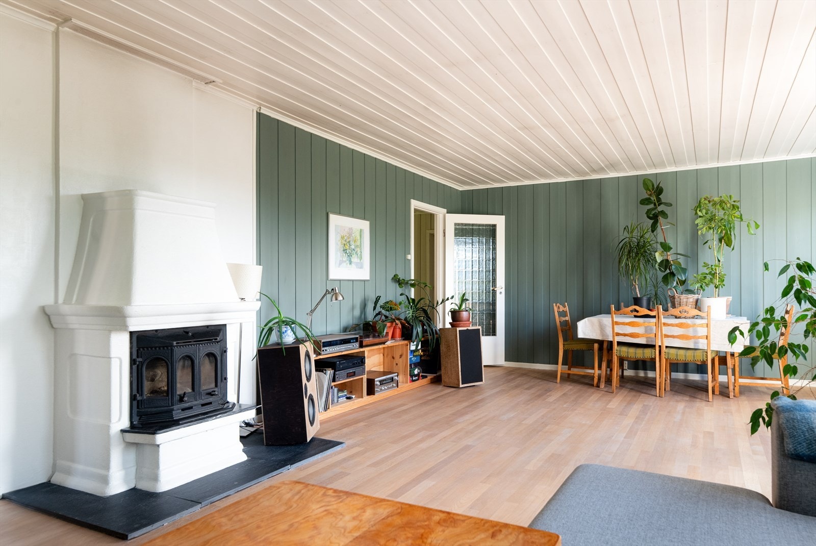 I stuen er det varmepumpe og hyggelig peisovn som gir lun og god varme på kalde dager. Galleribilde