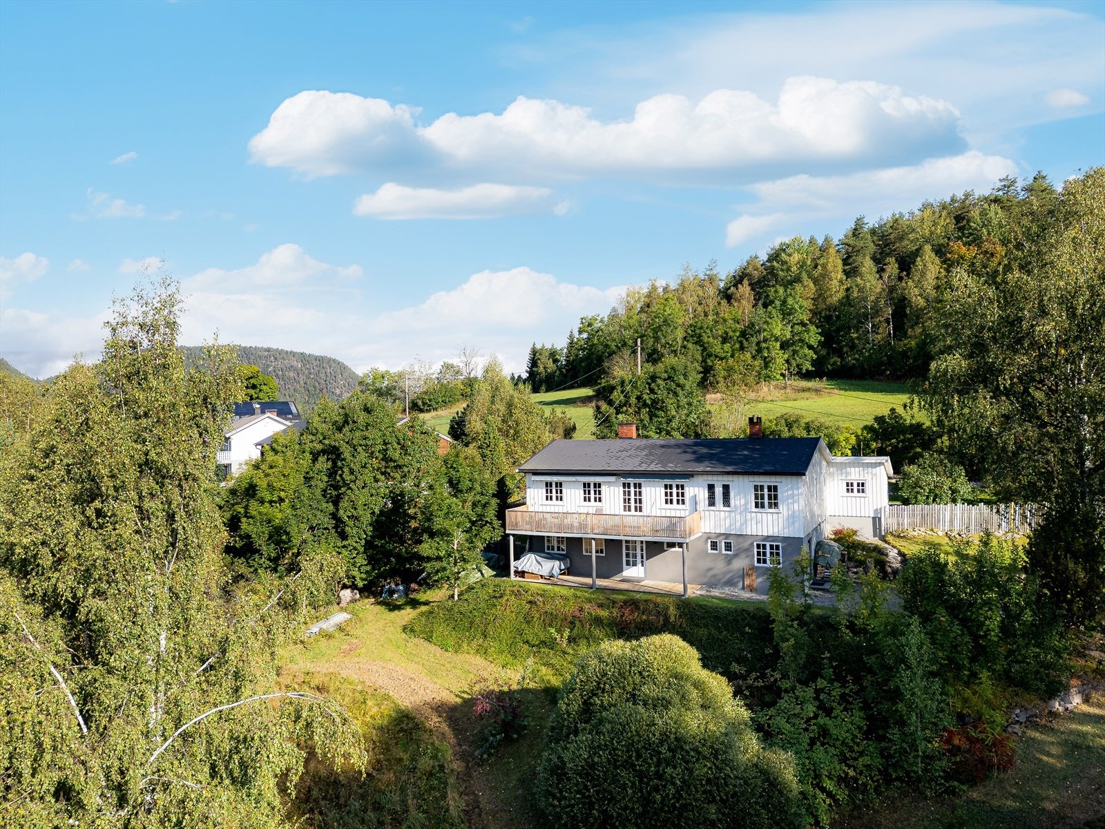 Det er også kort vei både til Lunde 10-årige skole og idrettsanlegg, samt til Nome videregående skole avd. Lunde. Galleribilde