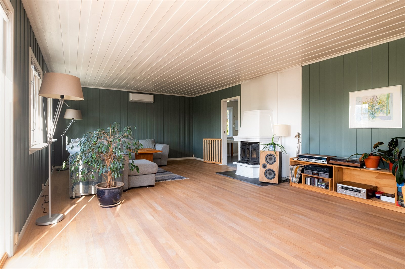 Stuen er romslig og har god plass til både sofagruppe og spisestue. Galleribilde