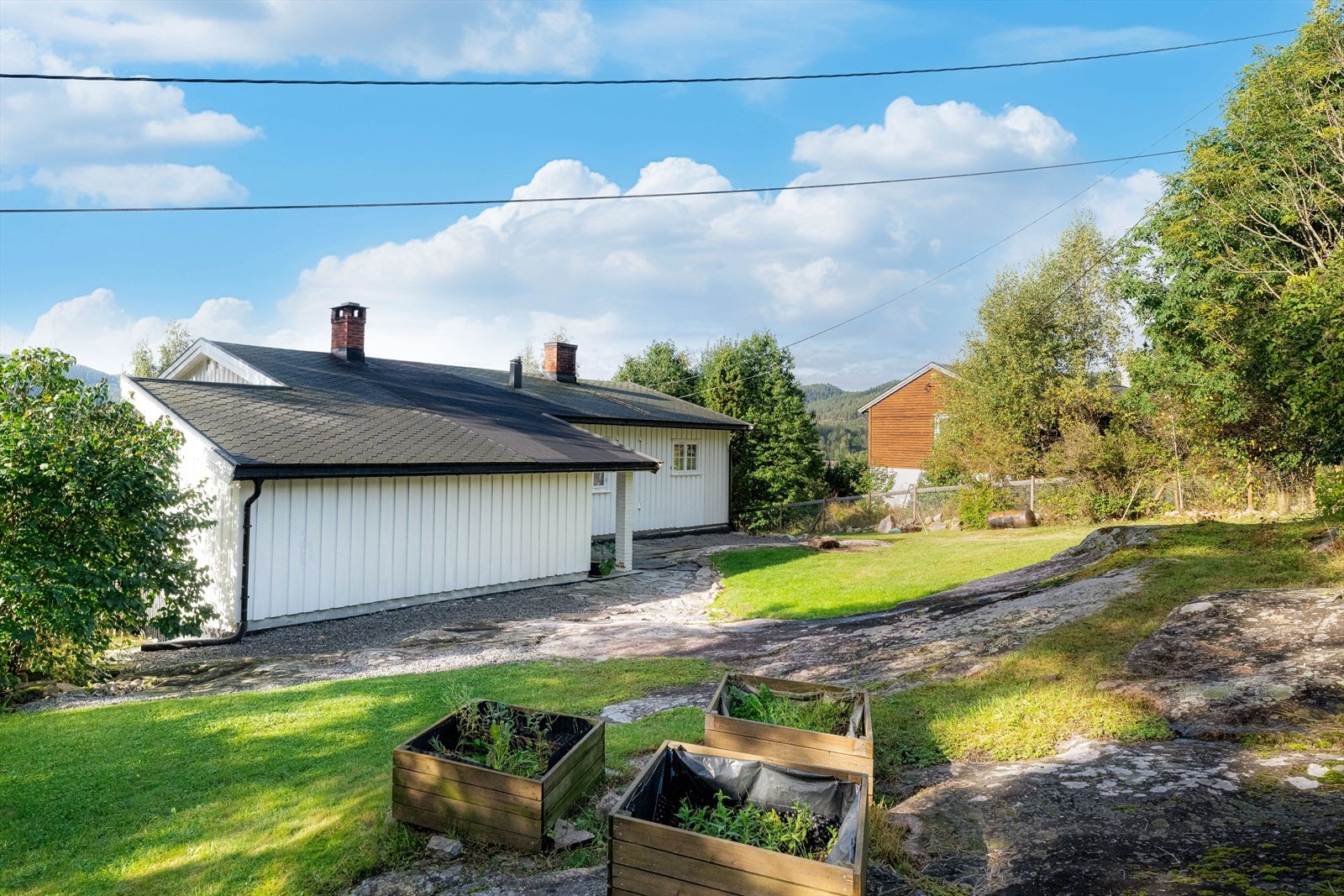 Trivelig og usjenert uteområde på baksiden av huset, god boltreplass for store og små. Galleribilde