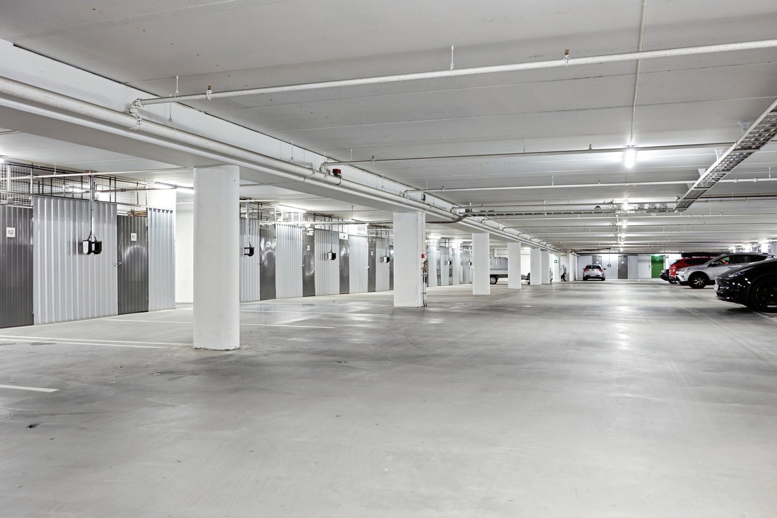 Det medfølger fast parkeringsplass i parkeringskjeller, hvor det er mulighet for etablering av ladeboks. Borettslaget har også 56 utvendige gjesteplasser. Galleribilde