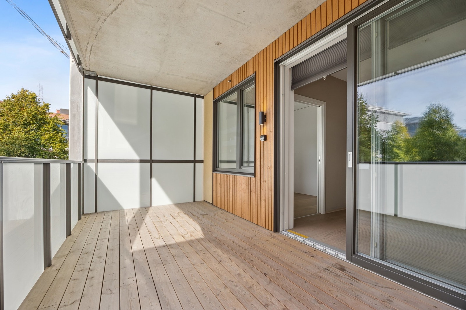 Fra stuen har du direkte utgang til en solrik balkong på hele 13 kvm - perfekt for late sommerdager og sosiale sammenkomster. Galleribilde