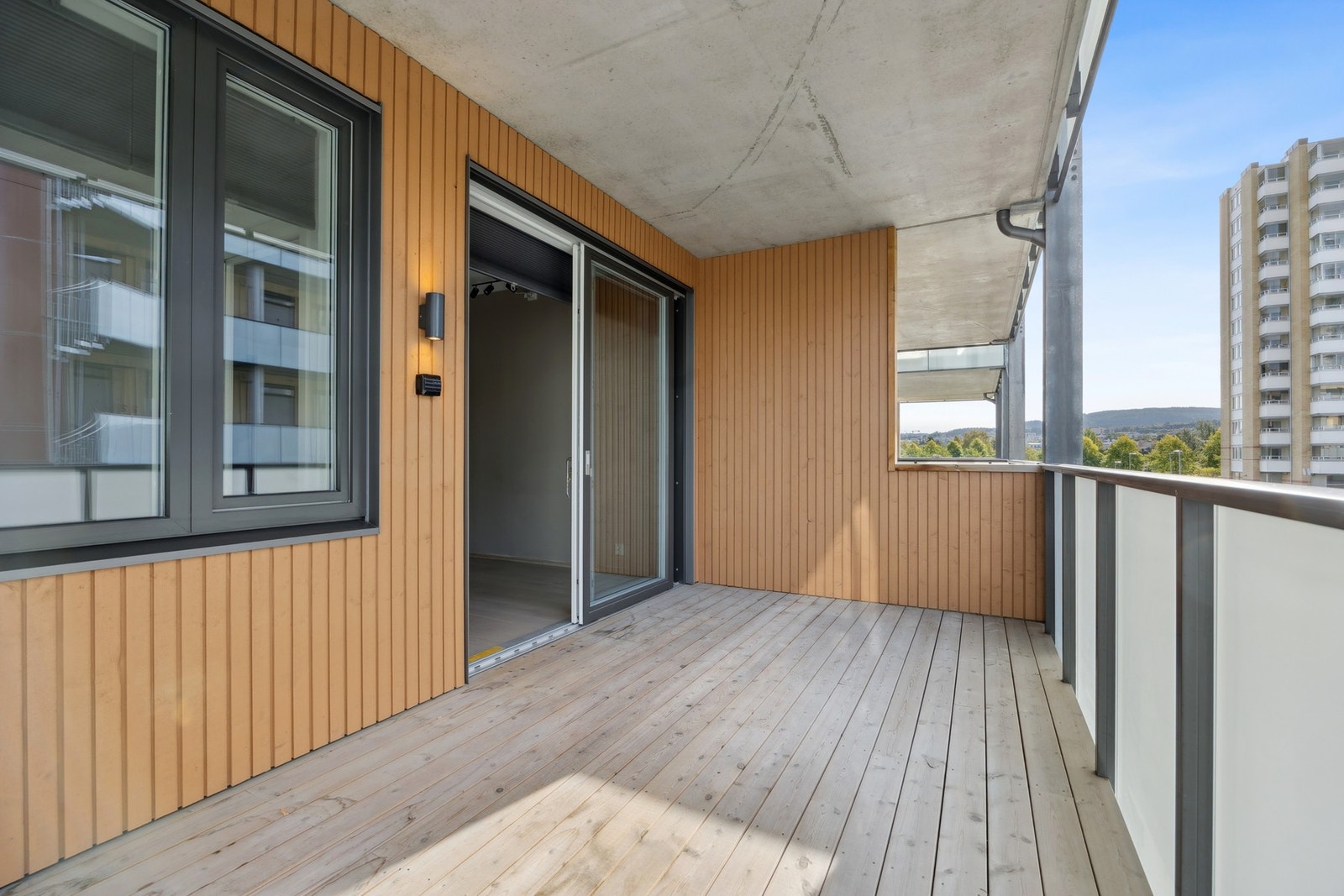 Balkongen fungerer som en naturlig forlengelse av oppholdsrommet og gir gode muligheter for å nyte solen fra formiddag til kveld - enten det er til frokosten, en kopp kaffe i ettermiddagssolen eller hyggelige kvelder med venner. Galleribilde