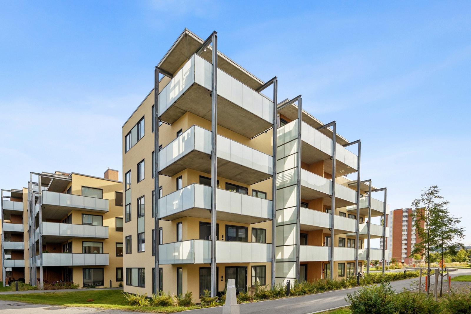 Leiligheten har en svært attraktiv beliggenhet i et etablert og rolig boligområde. Her bor du i et trygt og trivelig nabolag med kort vei til det meste. Galleribilde