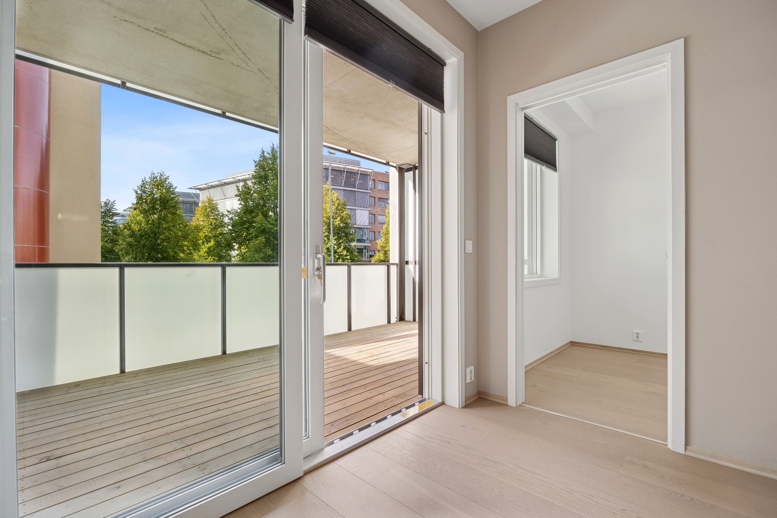 Store vindusflater slipper inn rikelig med naturlig lys, og utgangen til balkongen forlenger oppholdsrommet utendørs. Galleribilde