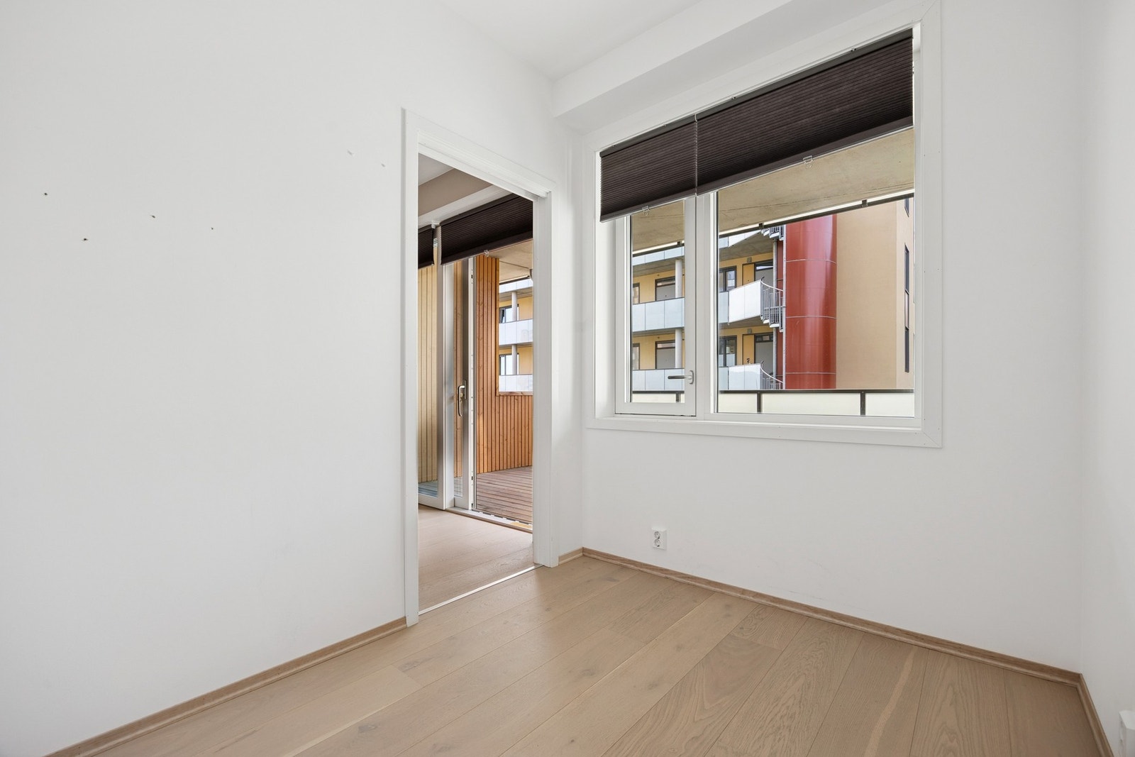 Lyst og pent soverom med god plass til seng og garderobeløsning. I tillegg er det satt opp en praktisk lettvegg som gir ekstra bodplass. Galleribilde