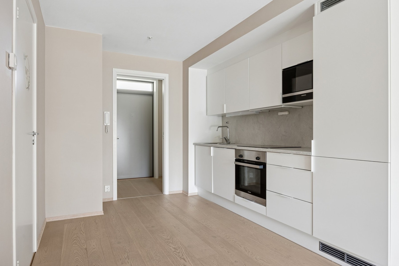 Kjøkkenet er utsyrt med integrerte hvitevarer som stekeovn, platetopp, oppvaskmaskin, mikrobølgeovn og kombiskap. Galleribilde