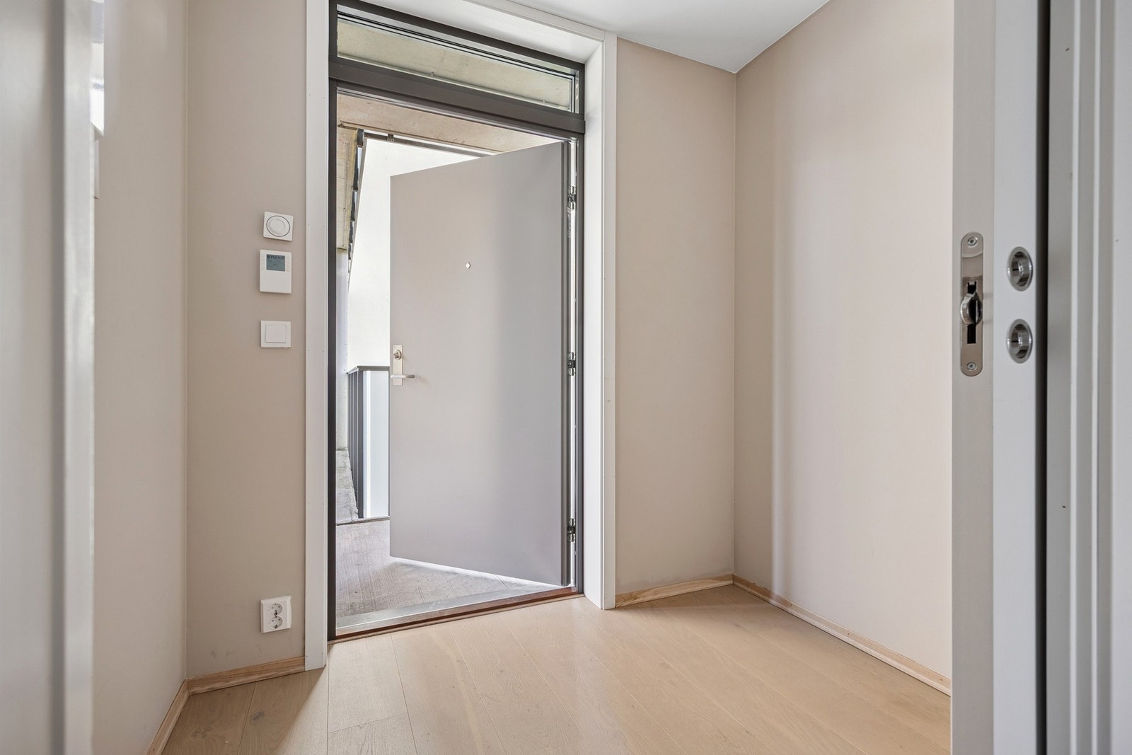 Romslig inngangsparti med god plass til oppbevaring. Callinganlegg og adkomst via felles trappegang eller heis. Galleribilde