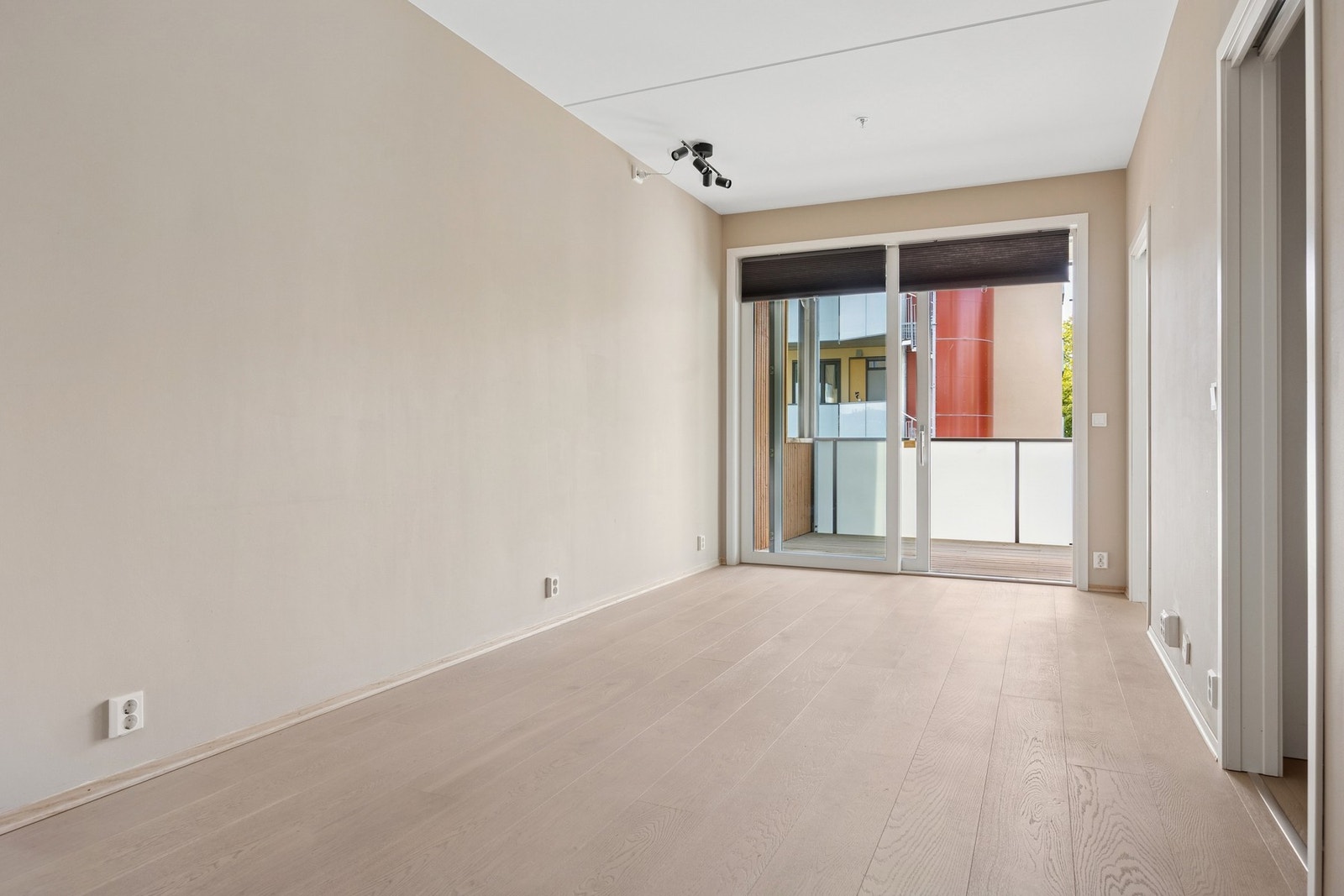 Leiligheten består av entre, åpen stue- og kjøkkenløsning, soverom, bod og bad. Det er også en tilhørende sportsbod på ca. 6 kvm i kjeller. Galleribilde