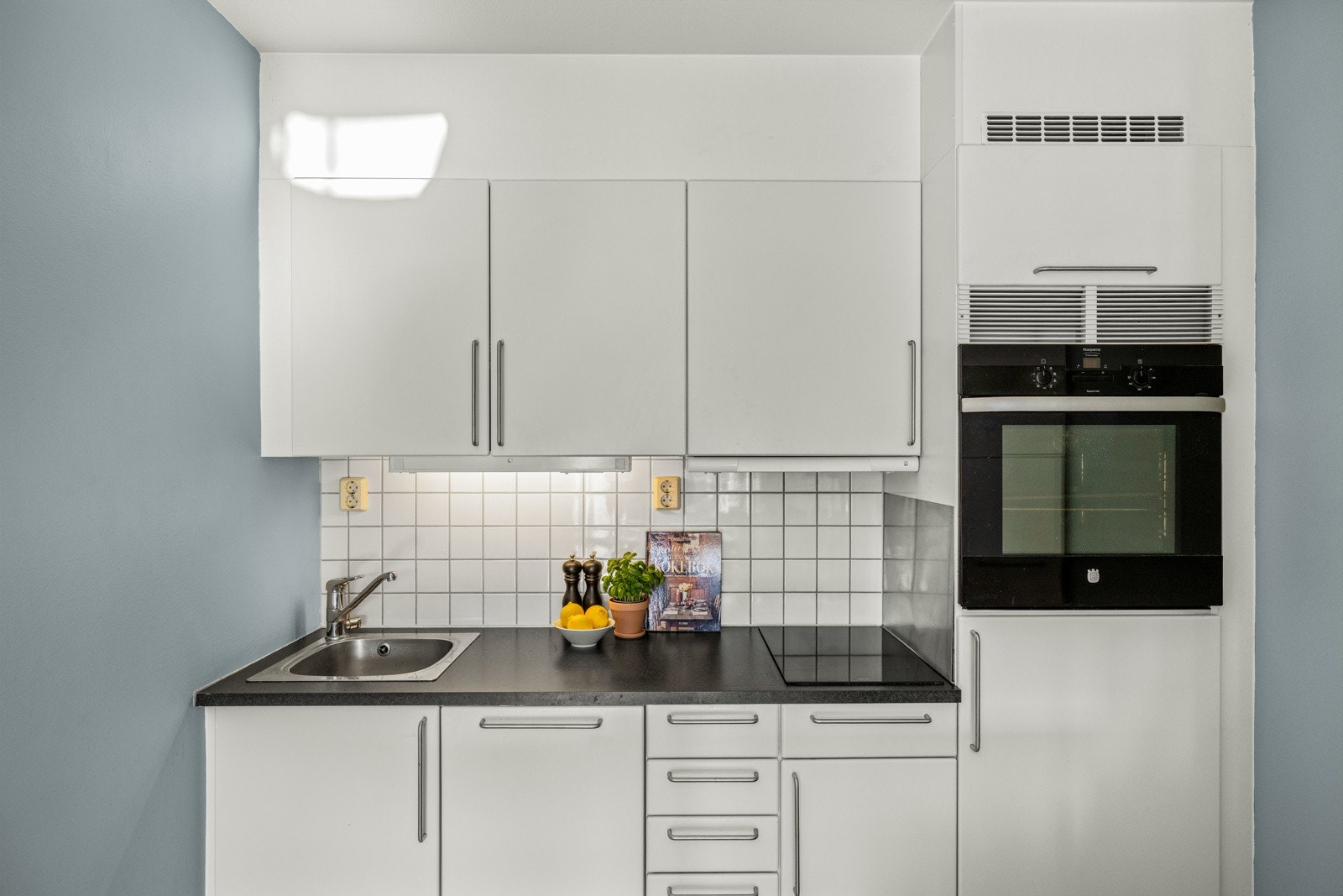 Innredningen har slette fronter, laminat benkeplate og integrert hvitevarer. Galleribilde