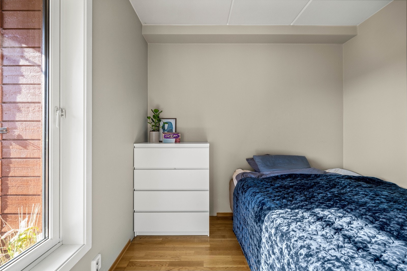 Soverom med plass til seng og skap. Galleribilde