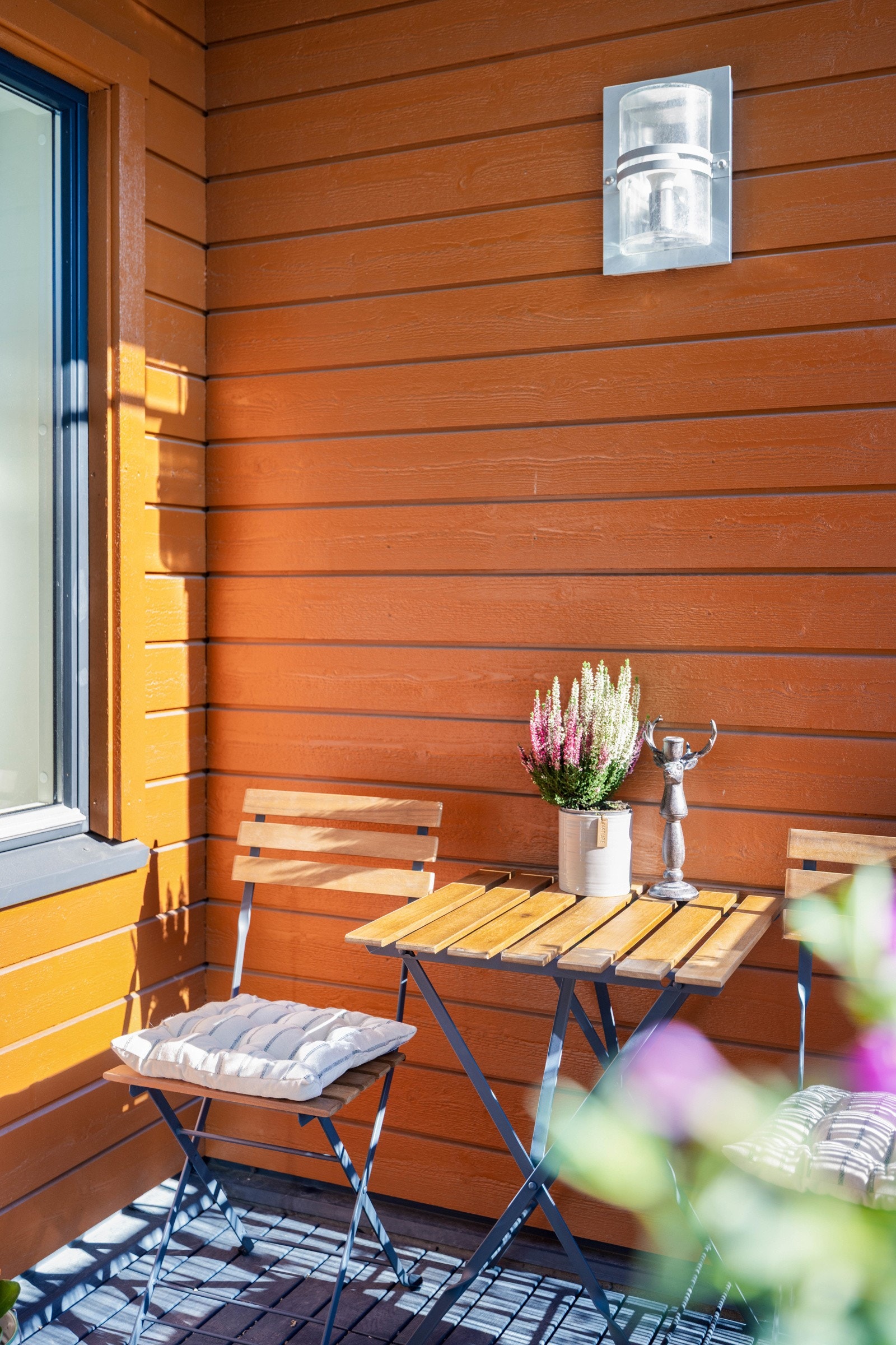 Det er plass til å innrede en liten sittegruppe og grill. Galleribilde