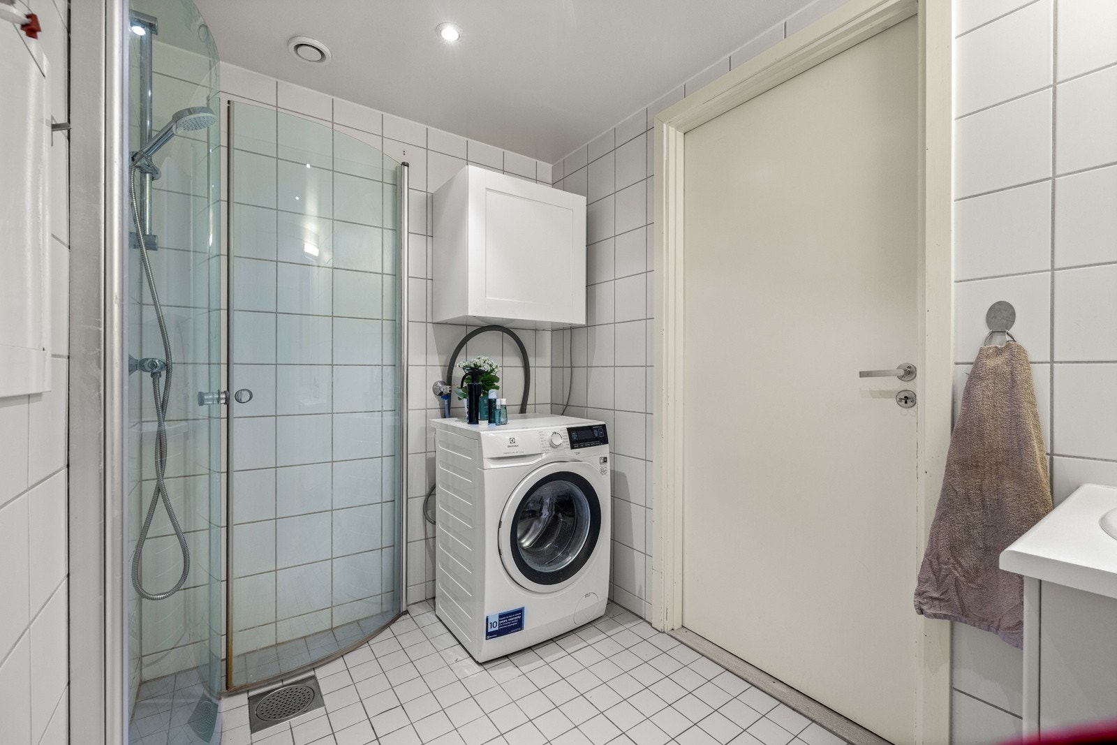 Badet har fliser på vegger og gulv, varmekabler og downlights. Galleribilde