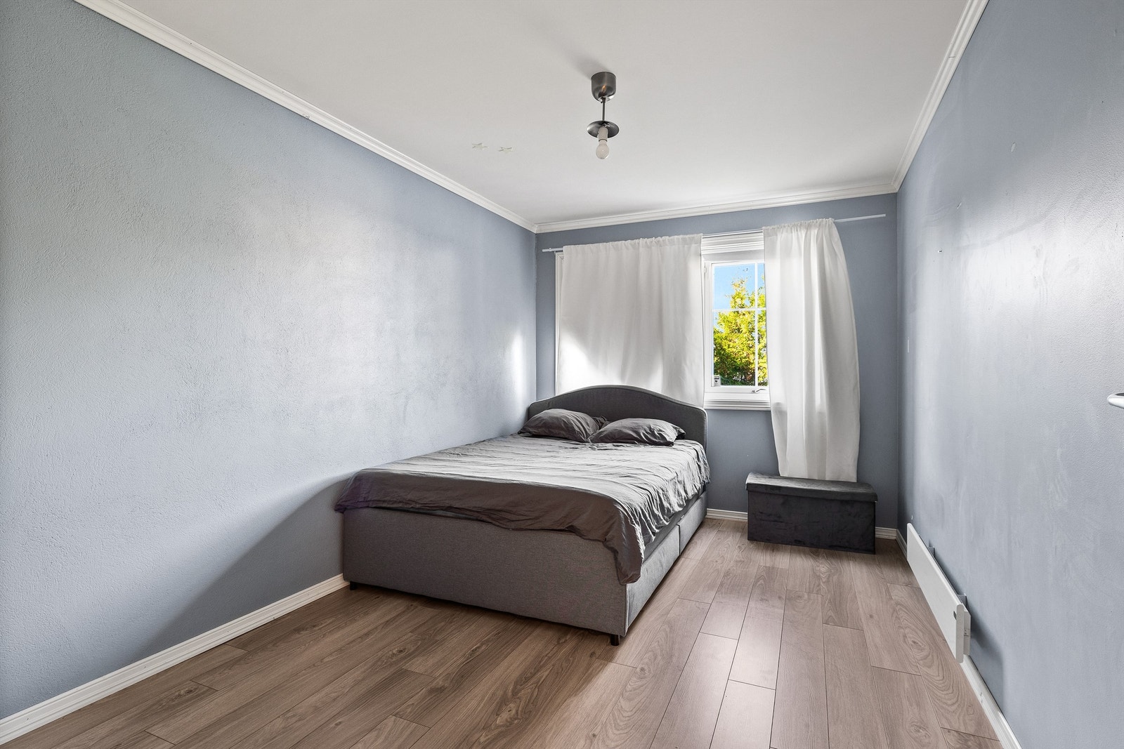 I boligens underetasje finner du et romslig soverom med god plass til dobbeltseng og tilhørende møblement. Galleribilde