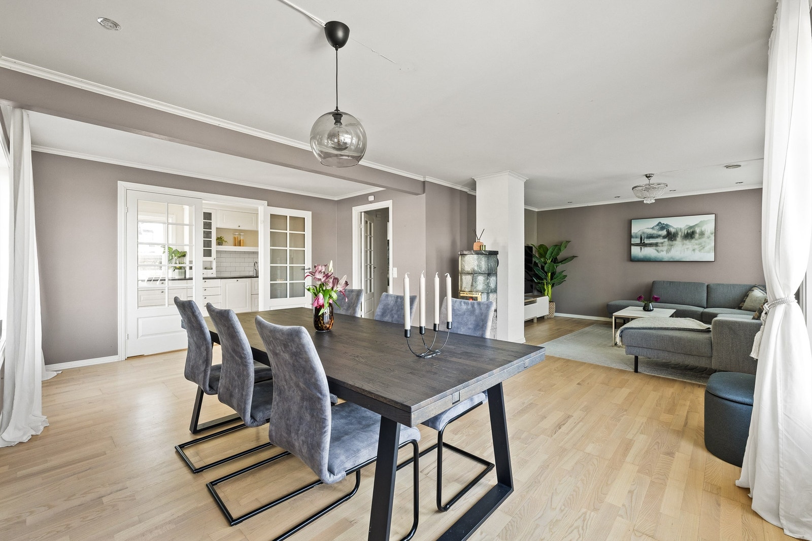 Fra stuen er det utgang til en solrik veranda på ca. 17 m² - en forlenger av oppholdsarealet. Galleribilde