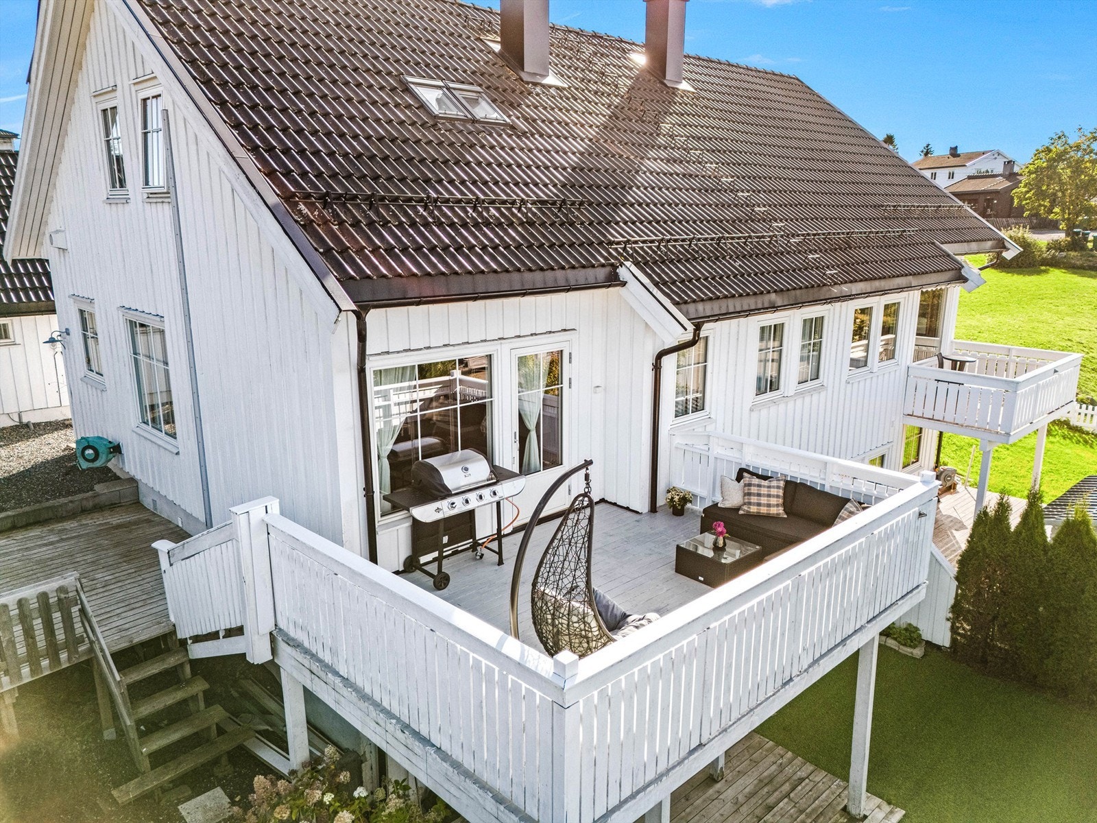 Fra verandaen leder trapp videre ned til en annen platting og videre ned til hagen, noe som gir en sømløs overgang mellom inne- og uteområdene. Galleribilde