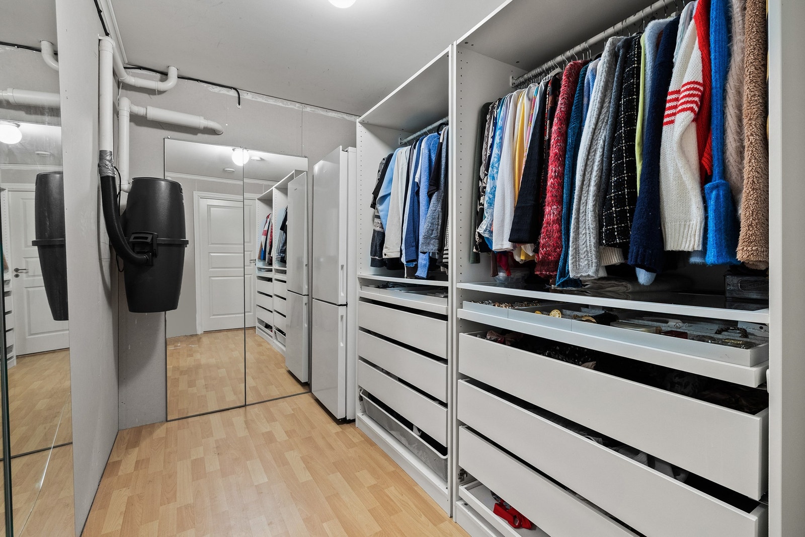 Praktisk innvendig bod som gir gode oppbevaringsmuligheter for alt fra sesongtøy til sportsutstyr og husholdningsartikler. Sentralstøvsuger er montert på vegg og gjør rengjøringen enklere og mer tilgjengelig. Galleribilde