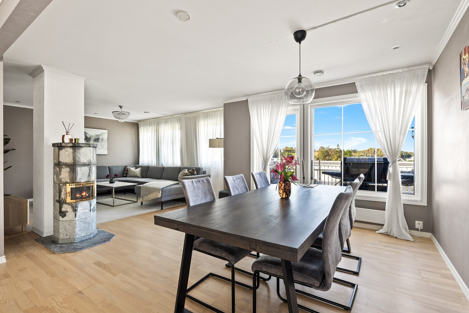 Her får du en velutnyttet planløsning med store vindusflater som slipper inn rikelig med naturlig lys og skaper en luftig og behagelig atmosfære. Galleribilde