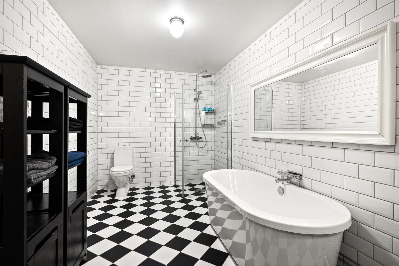 Badet er fra byggeår og fremstår moderne med klassiske materialvalg. Galleribilde