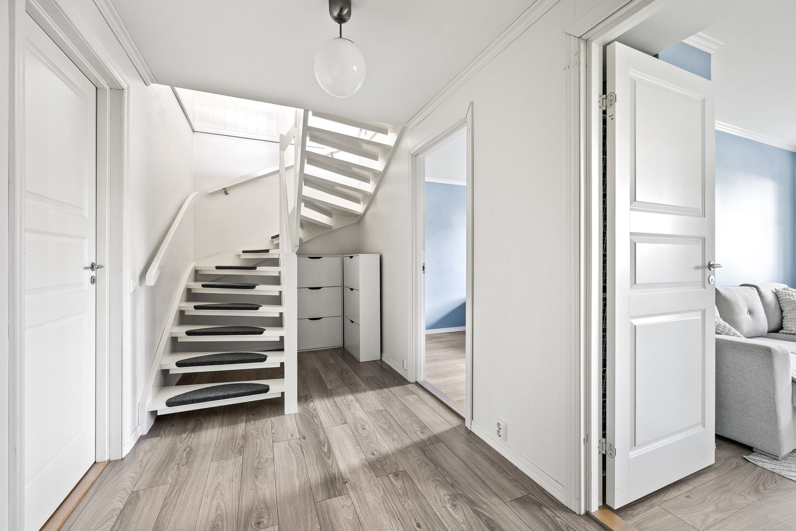 Velkommen ned i boligens nederste etasje. Galleribilde