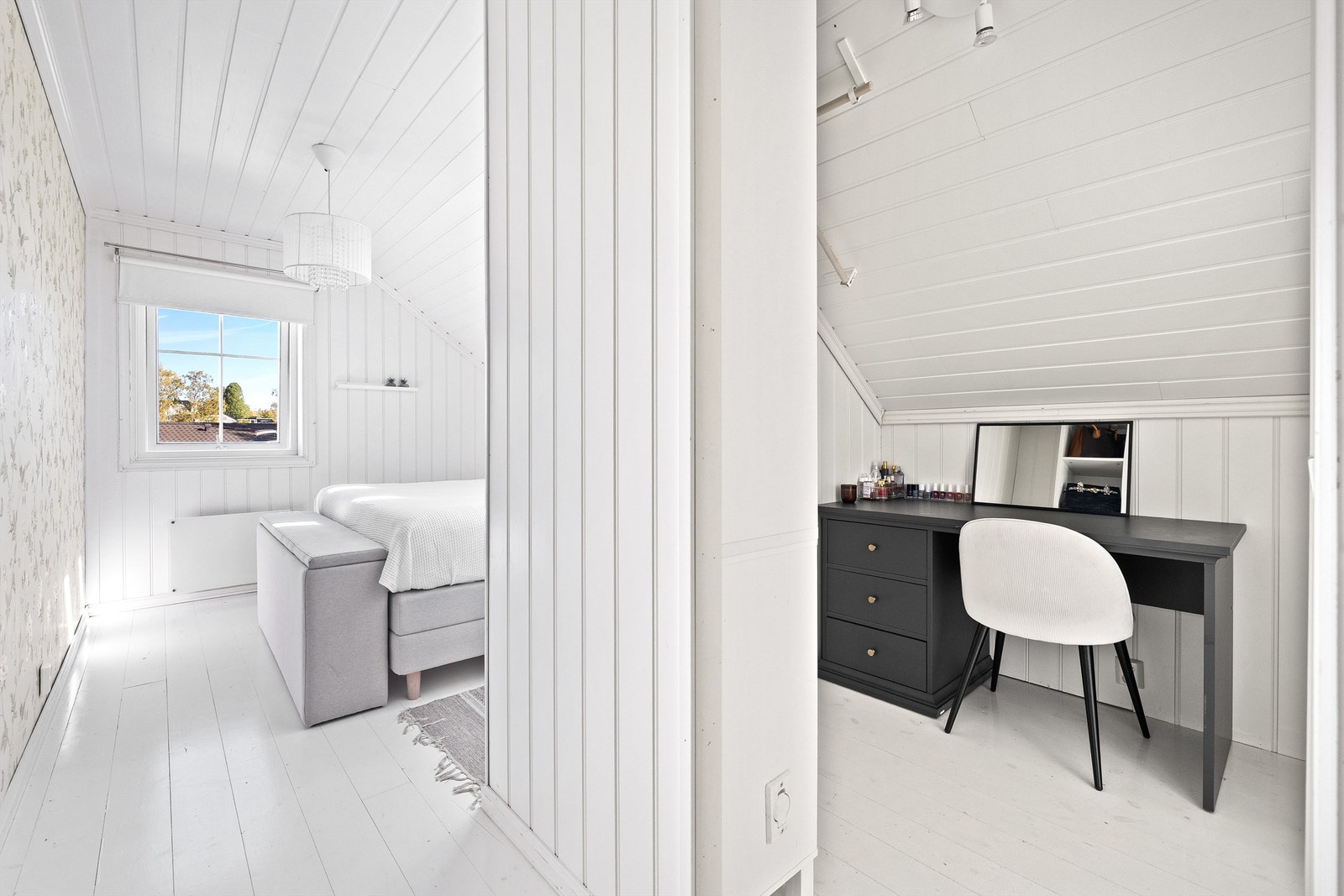 På hovedsoverommet er det satt opp en praktisk lettvegg som skjermer en egen sone - en smart løsning som utnytter rommets areal på en funksjonell måte. Galleribilde