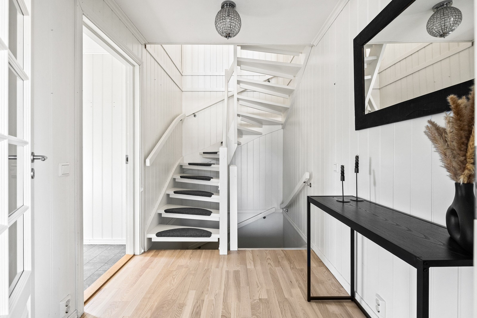 La oss gå ned i boligens nederste etasje. Galleribilde