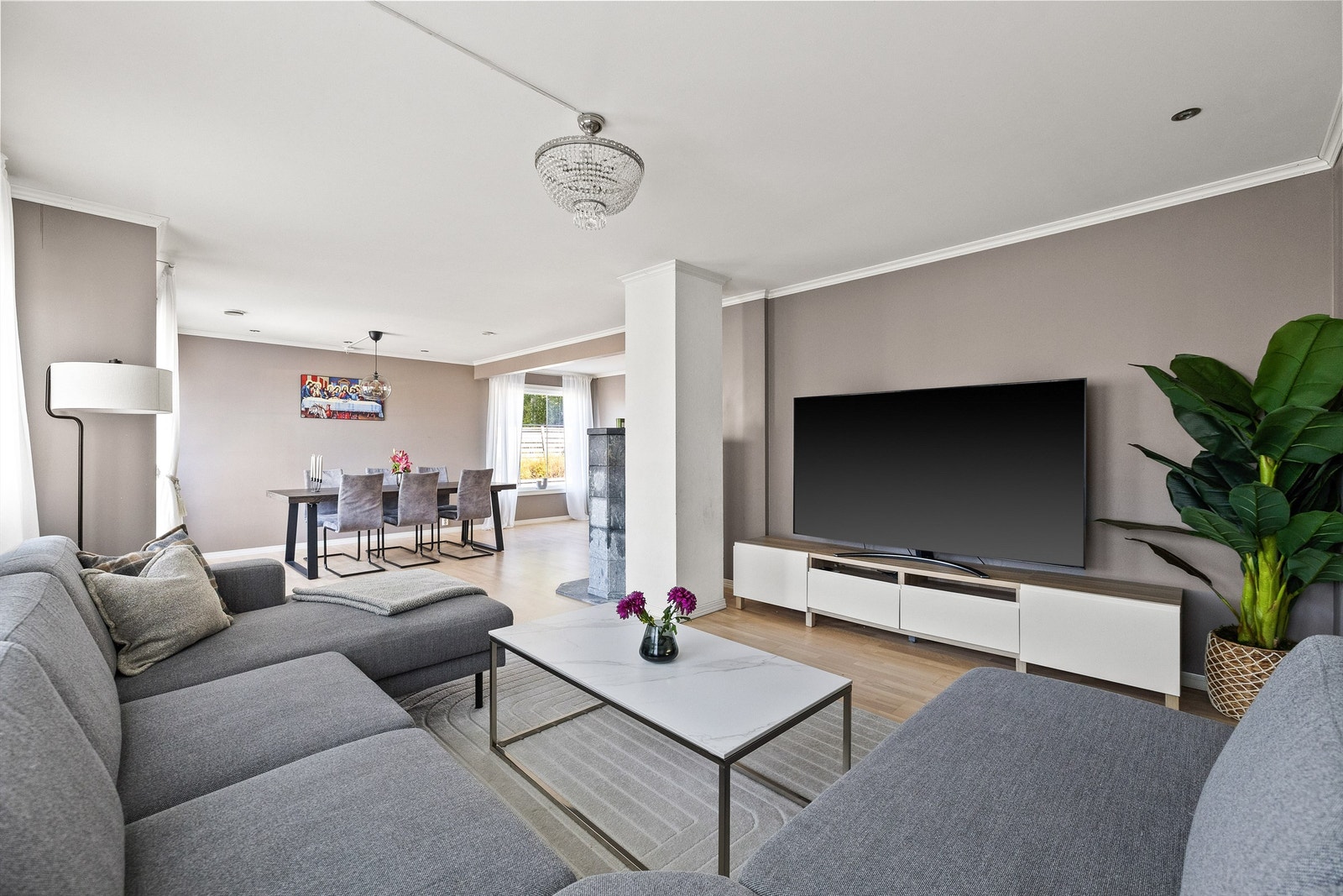 Stua byr på romslig løsning med god plass til både hverdagsliv og sosiale sammenkomster. Galleribilde