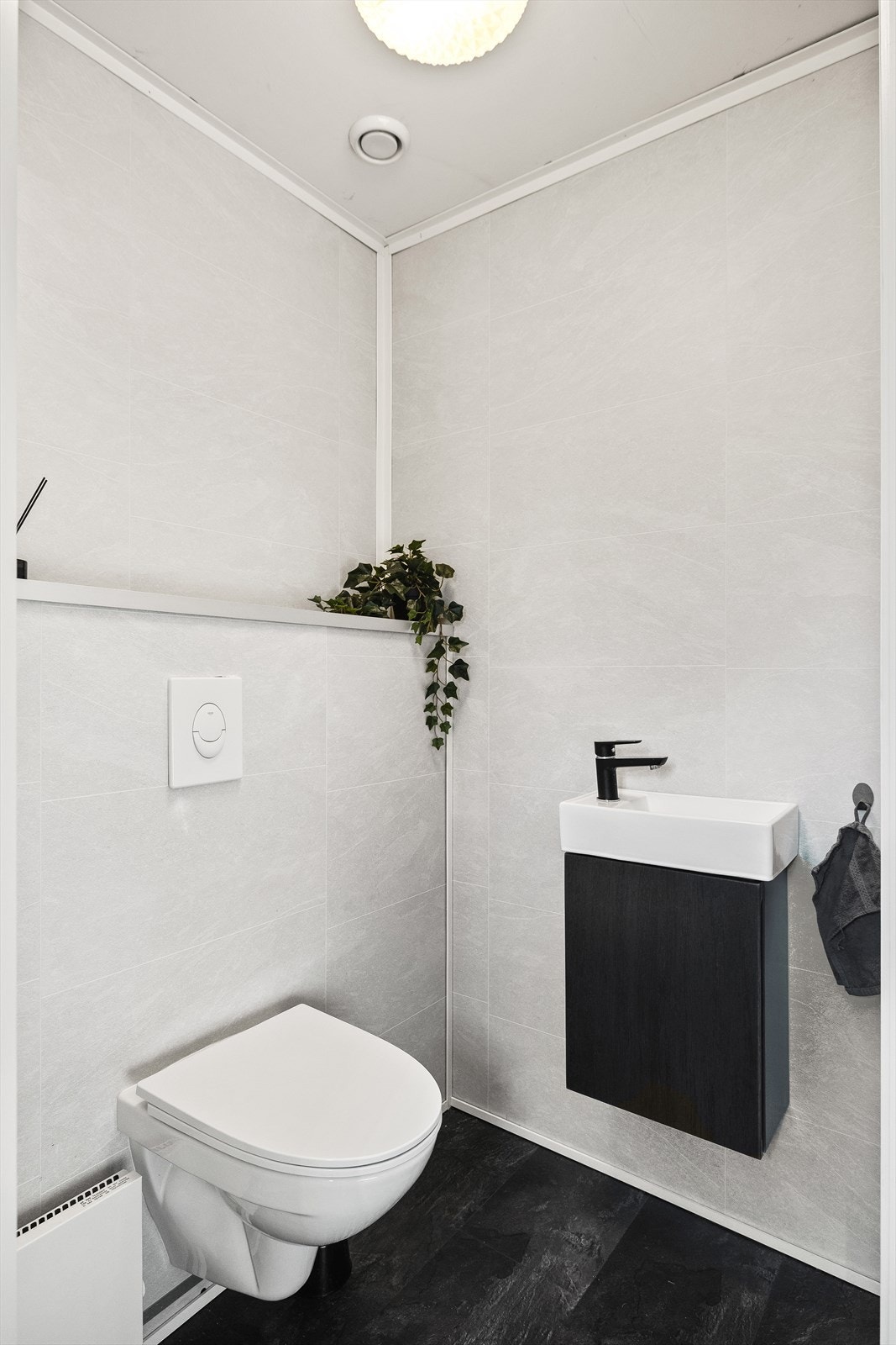 Toalettrom. En praktisk løsning plassert rett ved inngangspartiet - ideelt både til daglig bruk og for gjester. Galleribilde