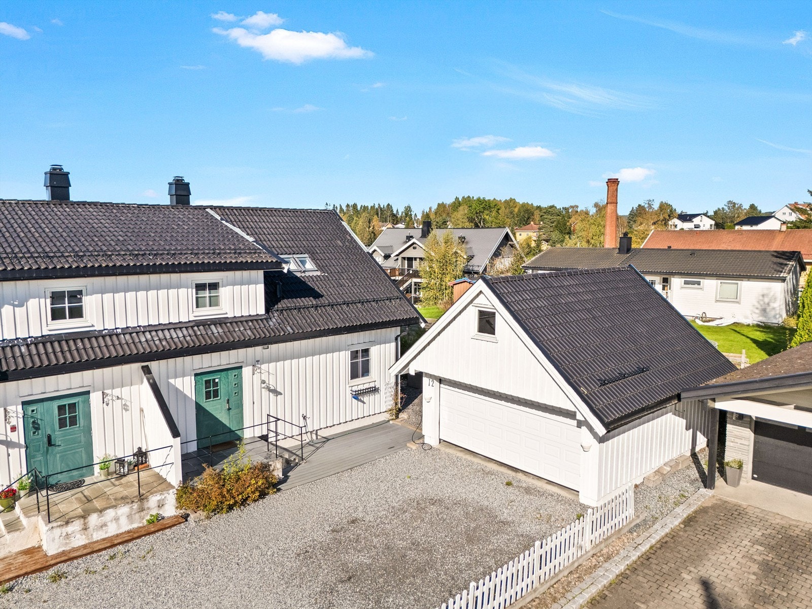 Inngangspartiet gir et solid førsteinntrykk med sin karakteristiske grønne inngangsdør, dekorert med innfelte glassfelt som både slipper inn lys og tilfører personlighet. Galleribilde